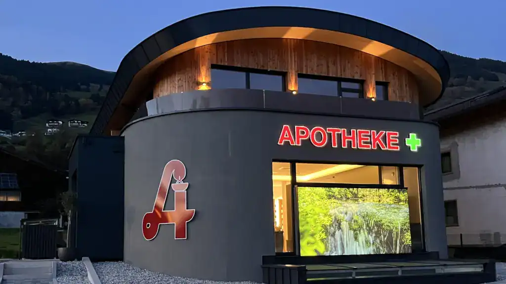 PLANHAK Apotheke Mittersill Außenansicht Abend