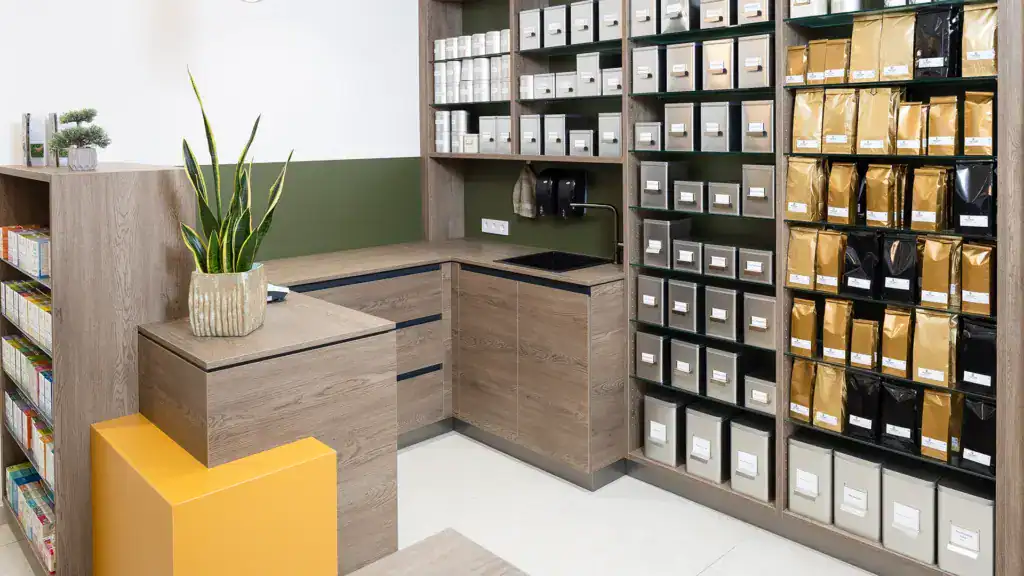 PLANHAK Apotheke Mittersill Innenansicht Interieur Design
