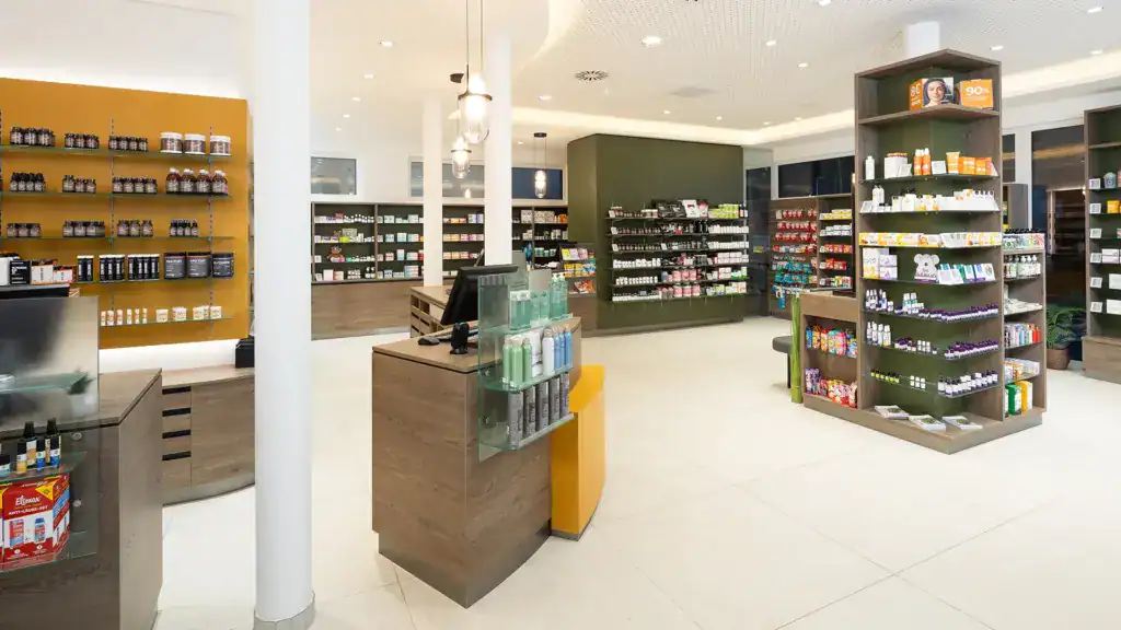 PLANHAK Apotheke Mittersill Innenansicht Interieur Shop