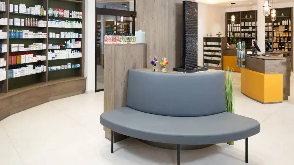 PLANHAK Apotheke Mittersill Innenansicht Interieur Sitzbank