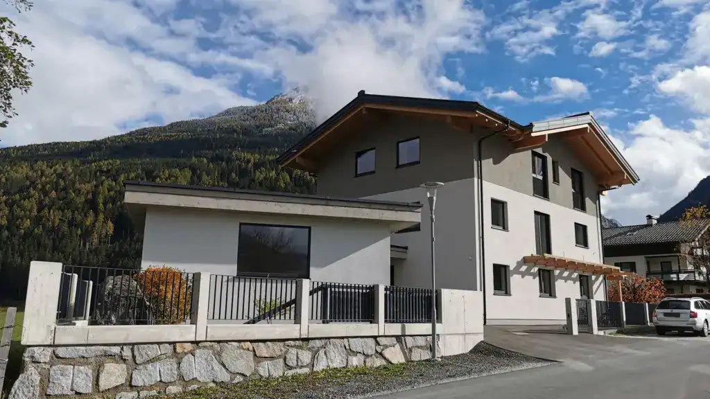 PLANHAK Referenz Wohnhaus Pinzgau NH Außenansicht Garage