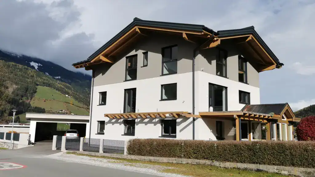 PLANHAK Referenz Wohnhaus Pinzgau NH Außenansicht 2 Garage